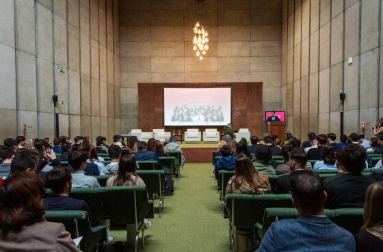 Cimeira do Ensino Debate Desafios Cruciais na Educação